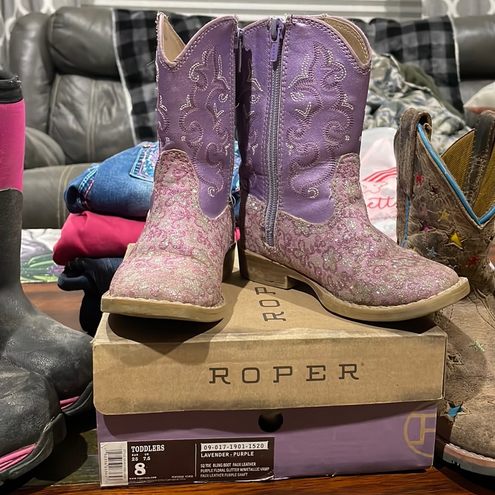 Girls size 8 Ropers